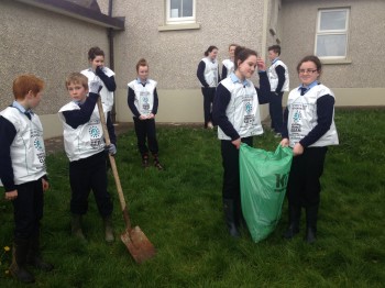 5th and 6th taking part in the Spring Clean.