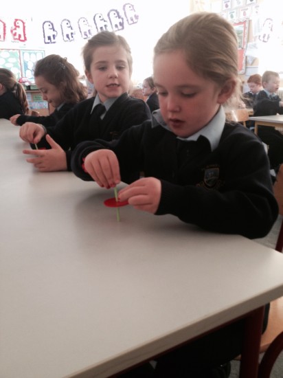 Muireann and Aoibhe get ready to test the spinner